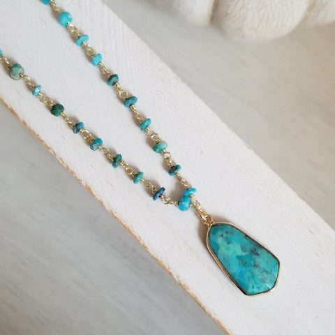 Handmade beaded turquoise chain necklace with turquoise pendant in the center. Boheman statement necklace for women.